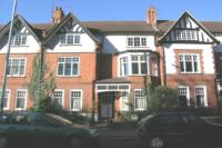 Mid-Terrace House, 6 bedrooms, Freehold