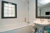 Mid-Terrace House, 4 bedrooms, Freehold