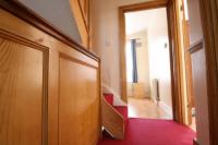 Mid-Terrace House, 5 bedrooms, Freehold