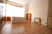 Mid-Terrace House, 5 bedrooms, Freehold