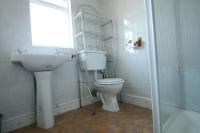 Mid-Terrace House, 5 bedrooms, Freehold