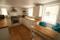 Mid-Terrace House, 5 bedrooms, Freehold
