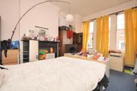 Mid-Terrace House, 6 bedrooms, Freehold
