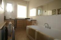 Mid-Terrace House, 3 bedrooms, Freehold