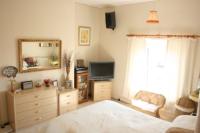 Mid-Terrace House, 6 bedrooms, Freehold