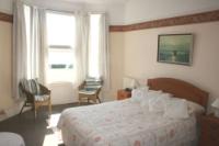 Mid-Terrace House, 6 bedrooms, Freehold