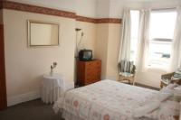 Mid-Terrace House, 6 bedrooms, Freehold