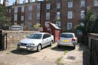 Mid-Terrace House, 6 bedrooms, Freehold