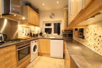Mid-Terrace House, 5 bedrooms, Freehold