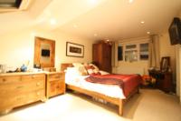 Mid-Terrace House, 5 bedrooms, Freehold