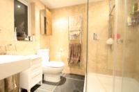 Mid-Terrace House, 5 bedrooms, Freehold
