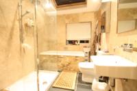 Mid-Terrace House, 5 bedrooms, Freehold