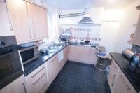 Semi-Detached House, 5 bedrooms, Freehold