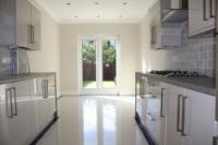 Mid-Terrace House, 4 bedrooms, Freehold