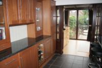 Mid-Terrace House, 4 bedrooms, Freehold