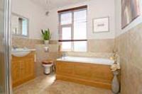 Mid-Terrace House, 4 bedrooms, Freehold