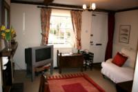 Mid-Terrace House, 2 bedrooms, Freehold