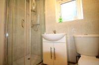 Mid-Terrace House, 4 bedrooms, Freehold