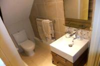 Mid-Terrace House, 4 bedrooms, Freehold