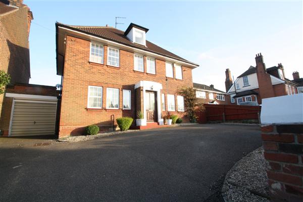 Guide Price £480,000 - £495,000