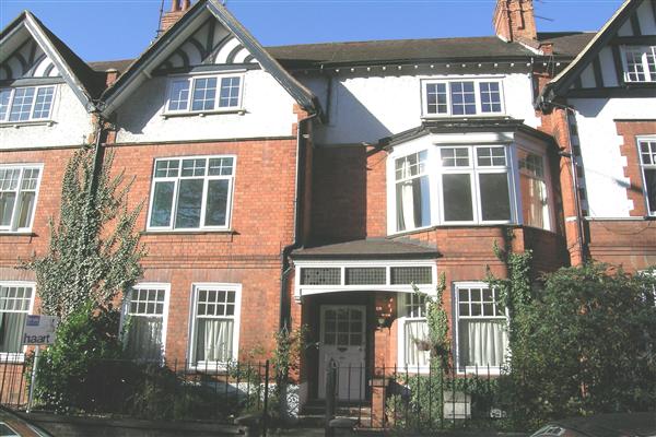 Mid-Terrace House, 6 bedrooms, Freehold