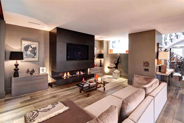 End-of-Terrace House, 6 bedrooms, Freehold