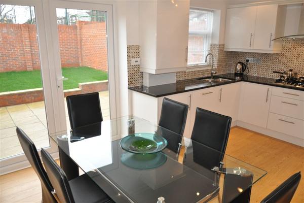 Mid-Terrace House, 4 bedrooms, Freehold
