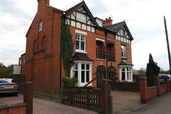 Semi-Detached House, 5 bedrooms