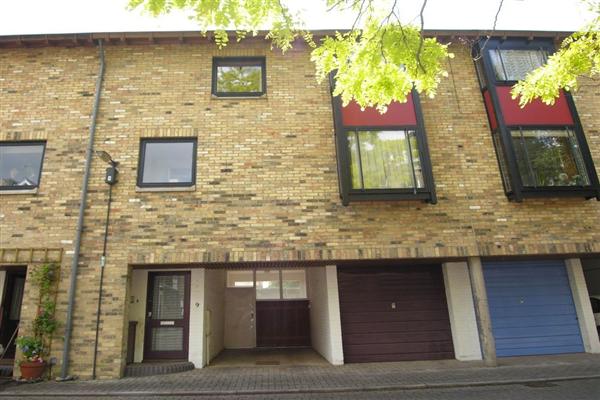 Mid-Terrace House, 4 bedrooms, Freehold