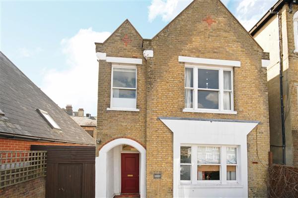 Guide Price £205,000 - £215,000 Mosslea Road