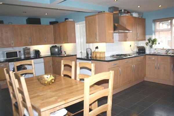 Semi-Detached House, 5 bedrooms