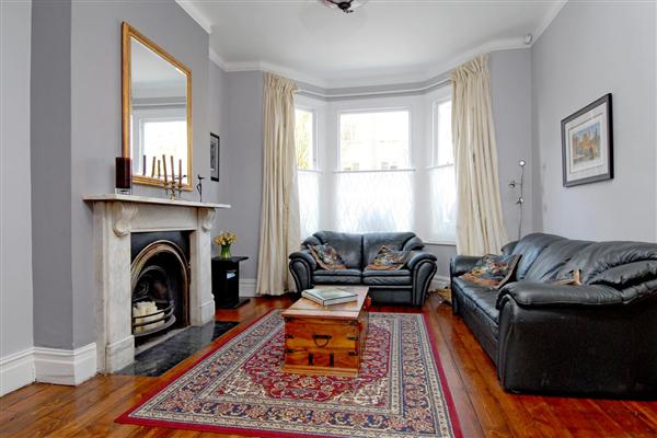 Mid-Terrace House, 5 bedrooms, Freehold