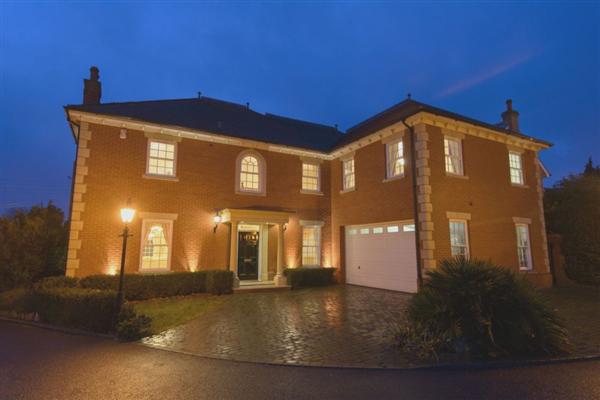 GUIDE PRICE £800,000-£850,000