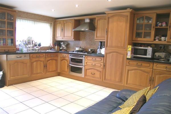 Semi-Detached House, 5 bedrooms