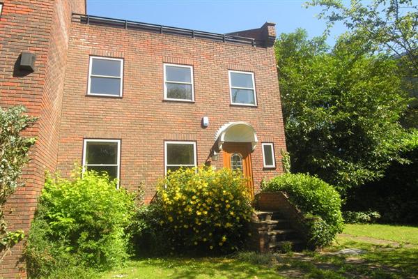 End-of-Terrace House, 5 bedrooms, Freehold