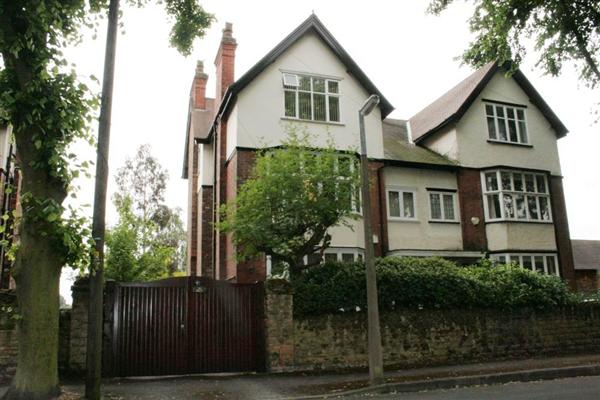 Semi-Detached House, 5 bedrooms