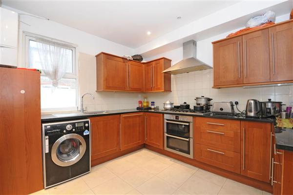 Mid-Terrace House, 5 bedrooms, Freehold