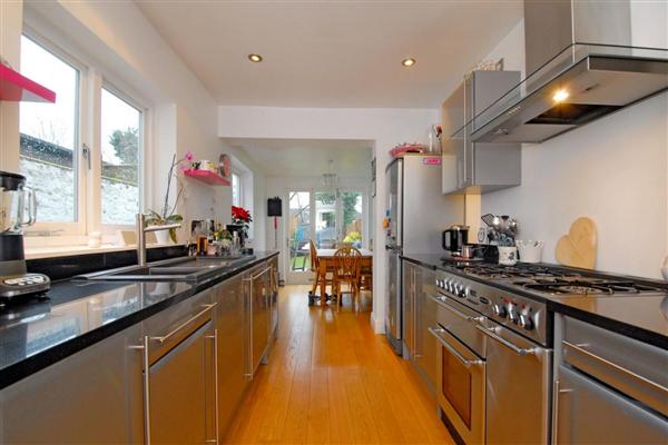 Mid-Terrace House, 3 bedrooms, Freehold