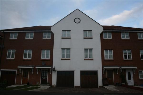 Mid-Terrace House, 4 bedrooms, Freehold