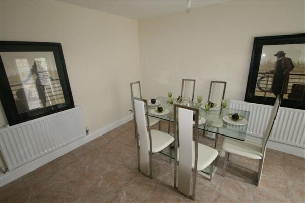 Mid-Terrace House, 4 bedrooms, Freehold