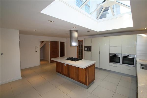 Semi-Detached House, 6 bedrooms