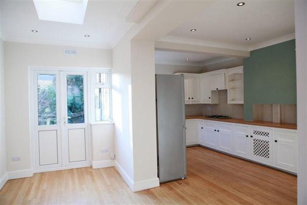 Semi-Detached House, 5 bedrooms
