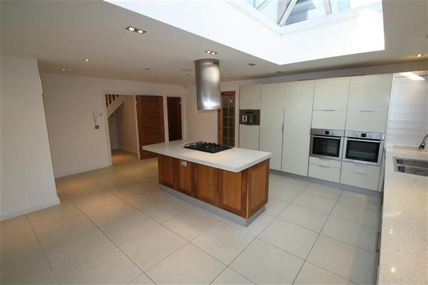 Semi-Detached House, 6 bedrooms
