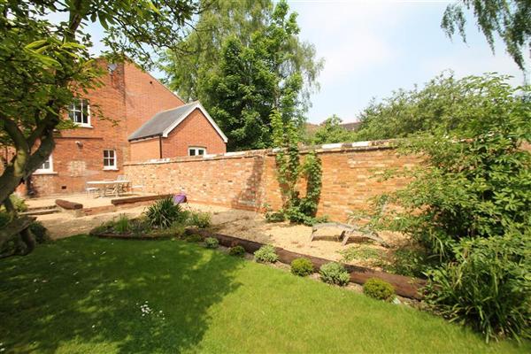 Semi-Detached House, 6 bedrooms