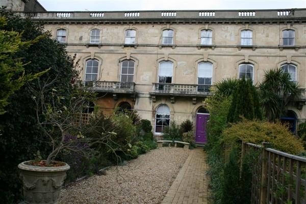 Mid-Terrace House, 7 bedrooms, Freehold